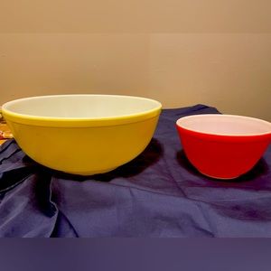 Pyrex #404 yellow and #401 red primary mixing bowls.